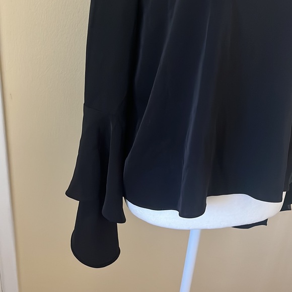 Button detail back blouse - Picture 3 of 9